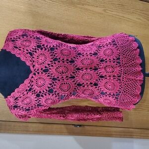 Quest-ce Que C'est burgandy wine red crochet medallion pattern layer sweater
